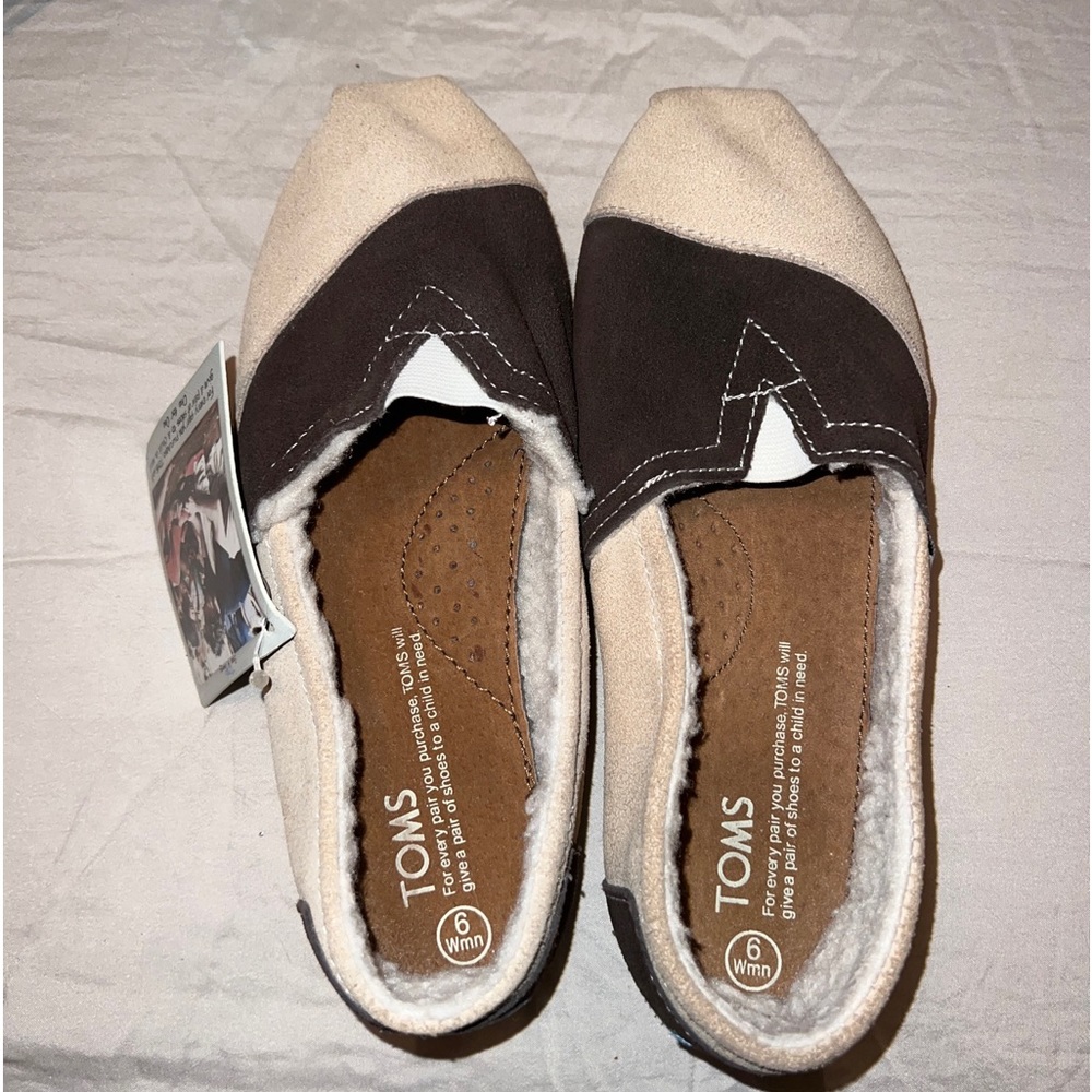 New TOMS Shoes Women Classic Brown Tan Felt Faux Fur Slip On Flats Sz 6